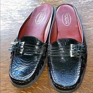 TALBOTS CRINKLE PATENT LEATHER SLIDES